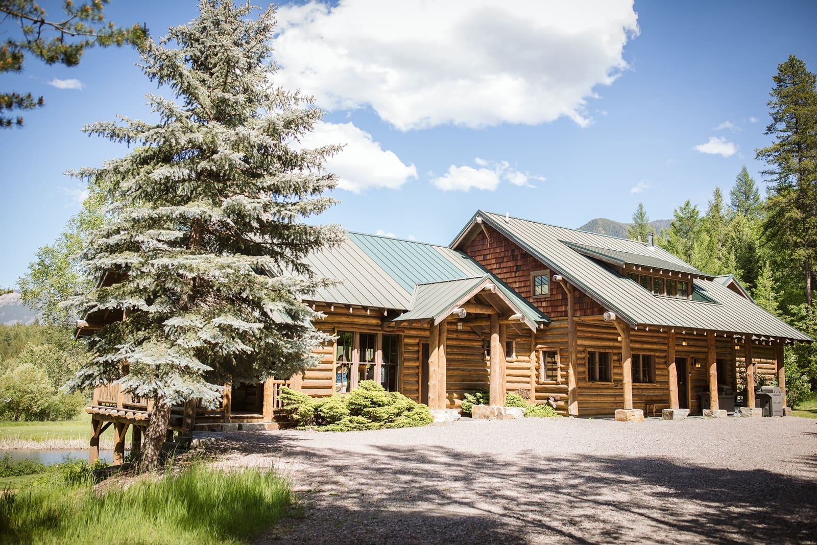 Main lodge at Green Valley Ranch wedding venue in Kalispell, Montana.